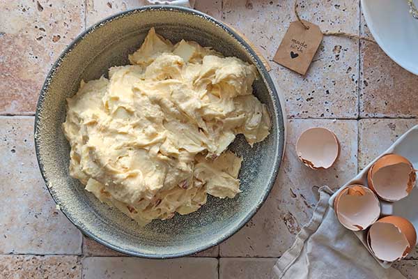 Migdałowe ciasto z jabłkami wykładanie ciasta migdałowego do formy do pieczenia