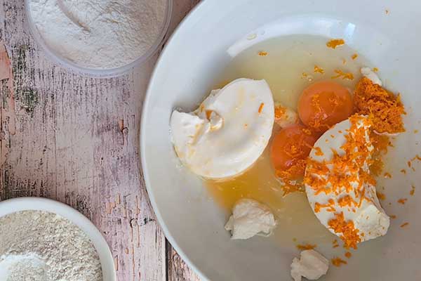 Mini pączki z ricottą mieszanie mokrych składników na pączki