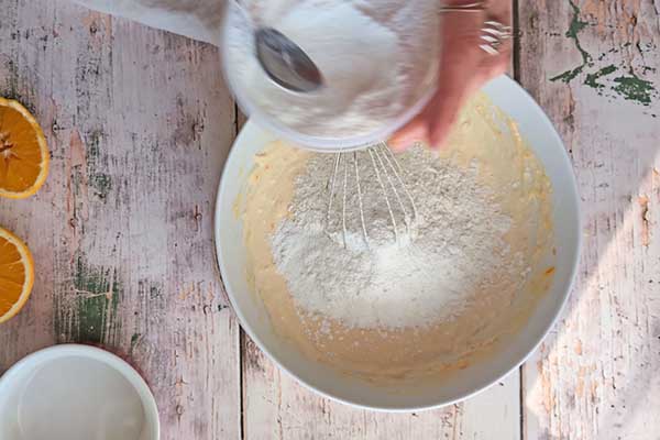 Mini pączki z ricottą dodawanie mąki i proszku do pieczenia do ciasta na pączki