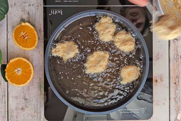 Mini pączki z ricottą smażenie mini pączków z ricottą