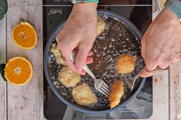 Mini pączki z ricottą przekładanie smażonych pączków z ricottą na drugą stronę