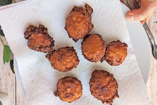 Mini pączki z ricottą odsączanie usmażonych pączków na ręczniku papierowym