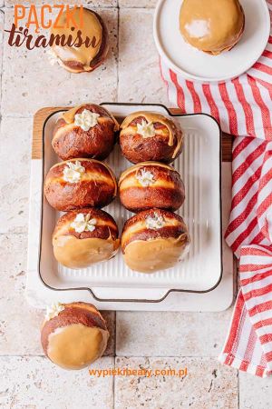 pyszne domowe pączki z nadzieniem mascarpone i kawowym lukrem