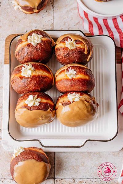 pyszne pączki nadziewane kremem mascarpone i oblane lukrem kawowym dokładny przepis krok po kroku jak zrobić pączki na tłusty czwartek z kremem i lukrem
