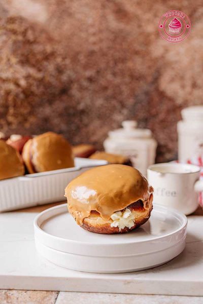 domowy pączek z kremem i lukrem z kawą tiramisu pączki z kremem i lukrem kawowym