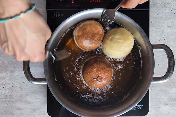 Domowe pączki tiramisu obracanie pączków na drugą stronę