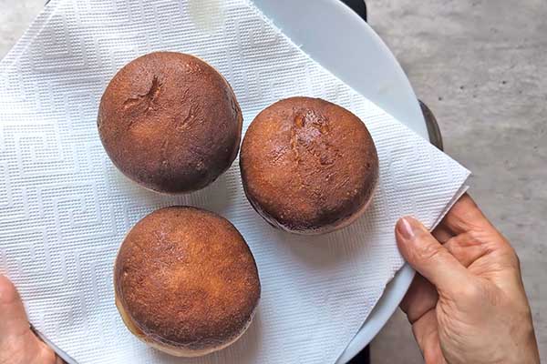 Domowe pączki tiramisu odsączanie pączków na ręczniku papierowym