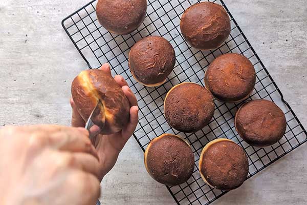 Domowe pączki tiramisu robienie dziurek w pączkach do nadziania kremem