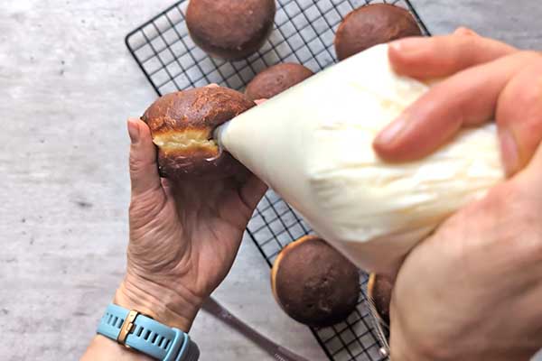 Domowe pączki tiramisu nadziewanie pączków kremem tiramisu