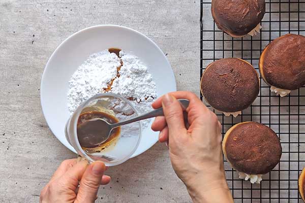 Domowe pączki tiramisu przygotowanie lukru kawowego do pączków