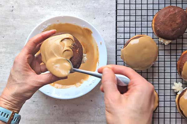 Domowe pączki tiramisu oblewanie pączków tiramisu lukrem kawowym