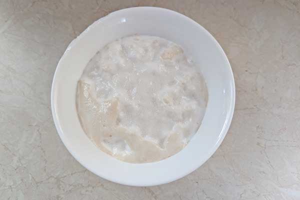 Domowe pączki tiramisu wyrośnięty zaczyn drożdżowy na pączki