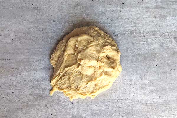 Domowe pączki tiramisu zagniatanie ciasta drożdżowego na pączki