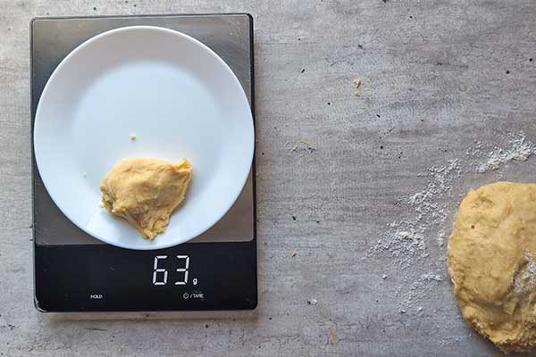 Domowe pączki tiramisu dzielenie ciasta drożdżowego na pączki