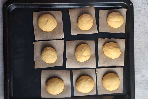 Domowe pączki tiramisu pączki przygotowanie do wyrośnięcia