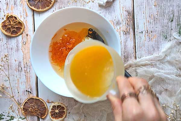 Pieczone oponki pomarańczowe dodawanie mokrych składników na oponki pomarańczowe z piekarnika