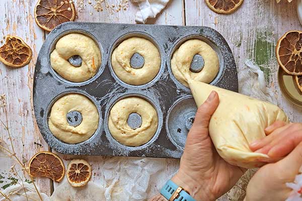 Pieczone oponki pomarańczowe nakładanie ciasta na oponki do formy do pieczenia