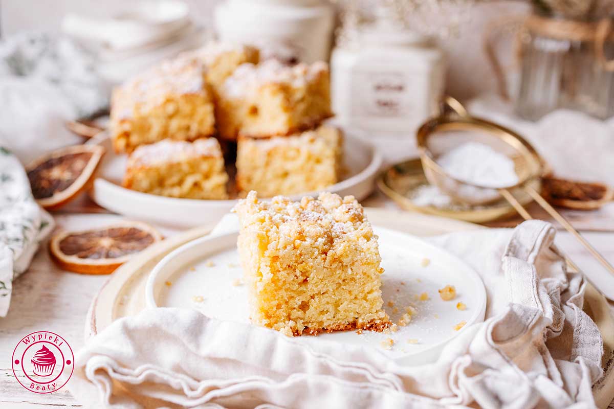wilgotne ciasto pomarańczowe do kawy prosty przepis proste i szybkie ciasto z sokiem pomarańczowym i kruszonką