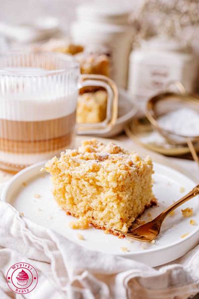 zbliżenie na kawałek ciasta pomarańczowego z kruszonką z kawą w tle szybkie ciasto pomarańczowe przygotowane bez miksera