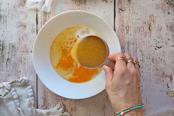 dodawanie mokrych składników na ciasto pomarańczowe