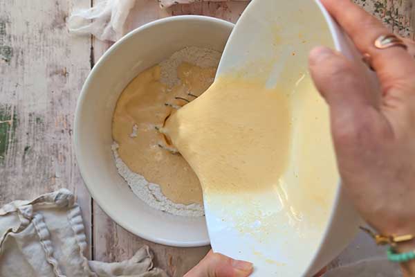 dodawanie mokrych składników ciasta do suchych