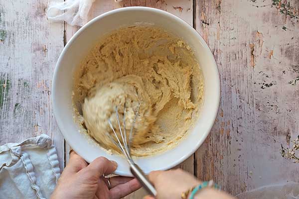 mieszanie ciasta pomarańczowego