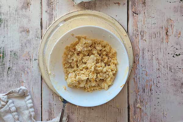 przygotowana kruszonka pomarańczowa do ciasta