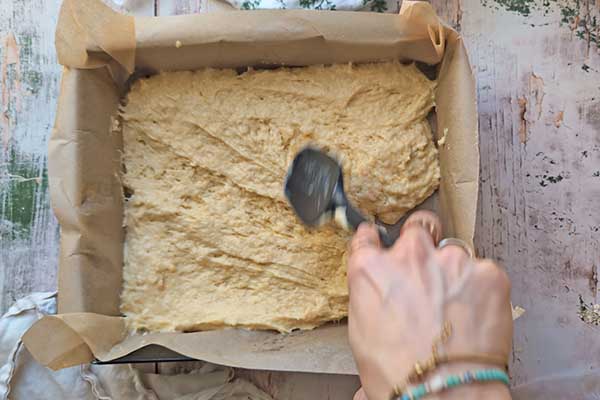 wykładanie ciasta pomarańczowego z jogurtem do formy do pieczenia