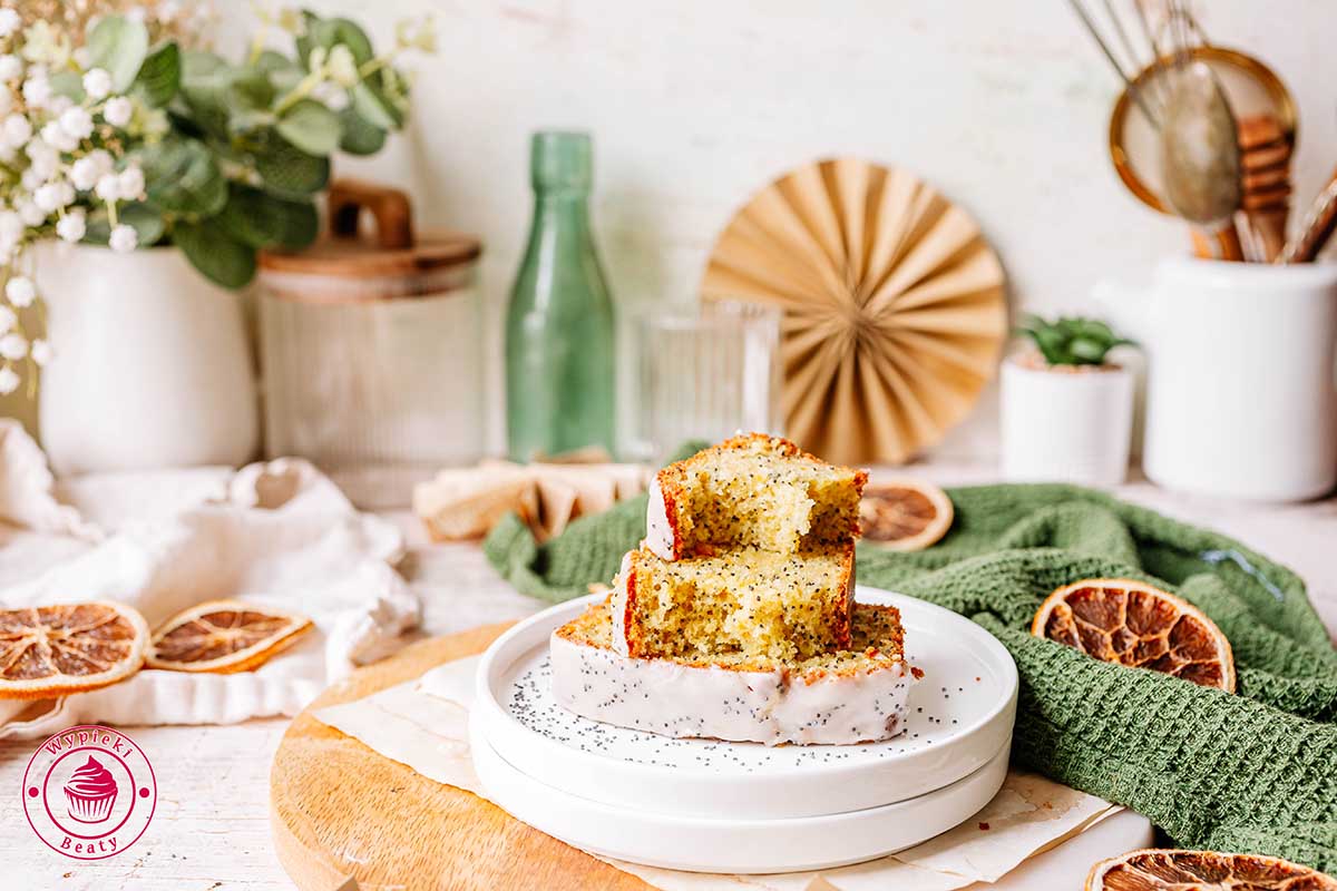 pomarańczowe ciasto z makiem i lukrem pokrojone na plastry proste i szybkie ciasto bez miksera pieczone z makiem i sokiem pomarańczowym