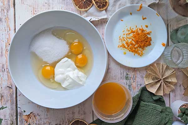 Pomarańczowe ciasto z makiem dodawanie soku i skórki pomarańczowej do mokrych składników na ciasto pomarańczowe