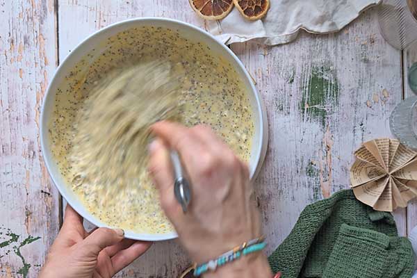 Pomarańczowe ciasto z makiem mieszanie ciasta z suchymi składnikami ciasta