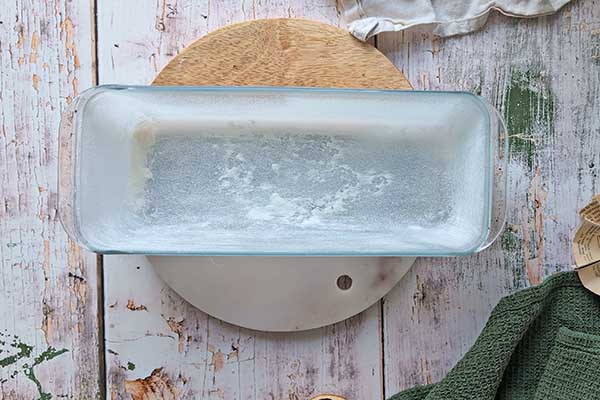 Pomarańczowe ciasto z makiem forma przygotowana na pieczenie ciasta