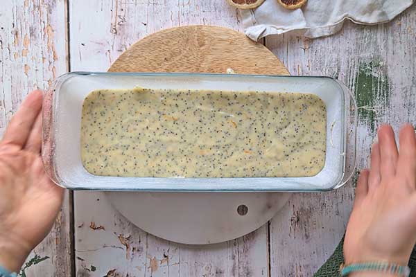 Pomarańczowe ciasto z makiem ciasto pomarańczowe z makiem w formie do pieczenia tuż przed jego pieczeniem