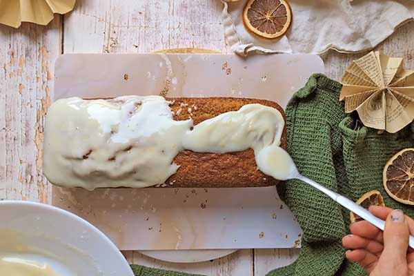 Pomarańczowe ciasto z makiem smarowanie ciasta pomarańczowego pomarańczowym lukrem
