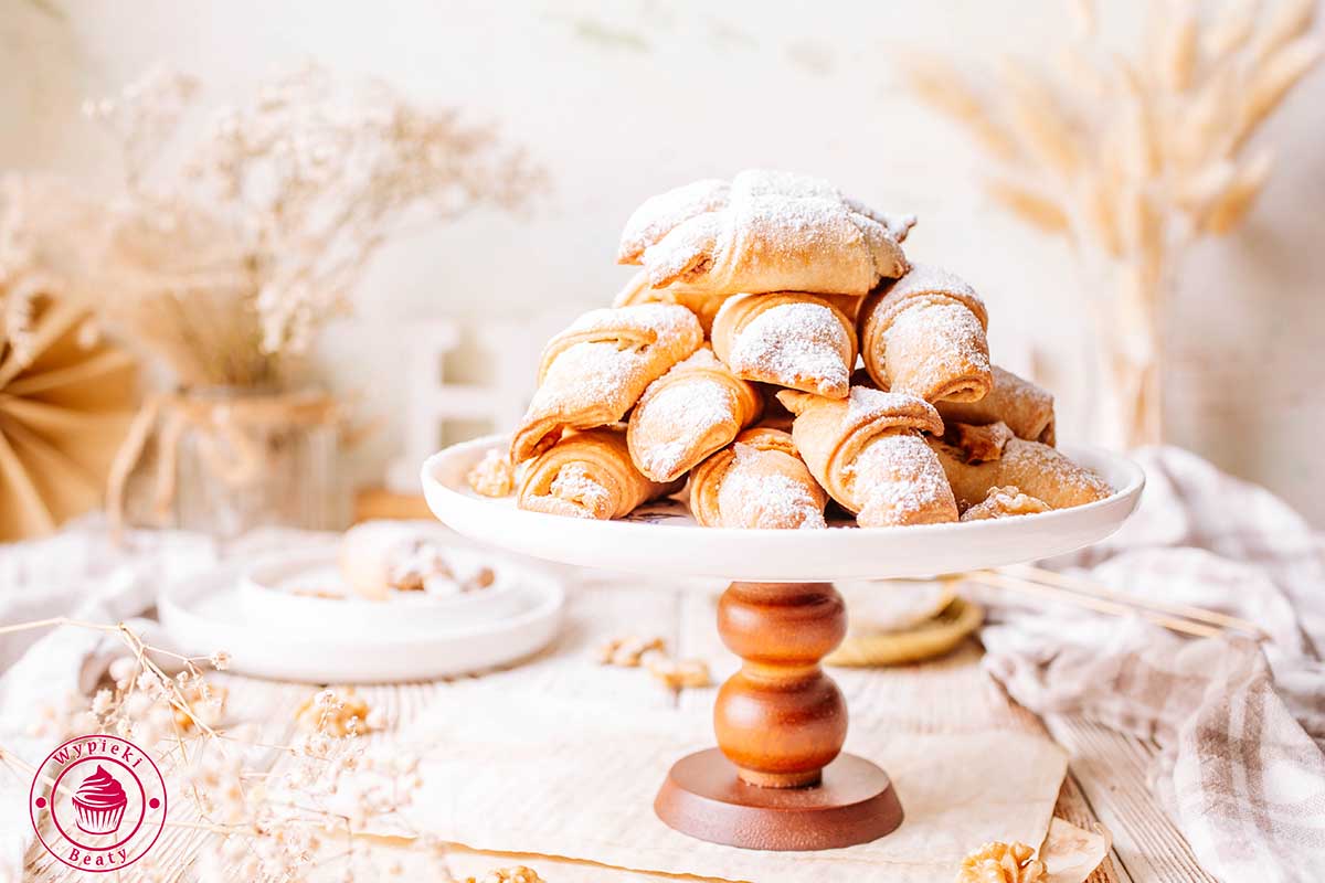 prosty przepis na kruche ciastka rogaliki z nadzieniem orzechowym kruche ciastka kifli z orzechami włoskimi deser z Węgier