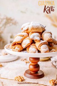 Popękane ciastka cytrynowe kruche ciastka kifli z nadzieniem orzechowym