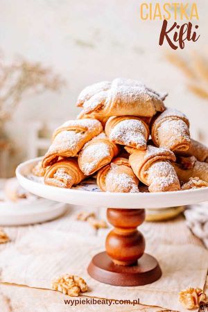 kruche ciastka kifli z nadzieniem orzechowym