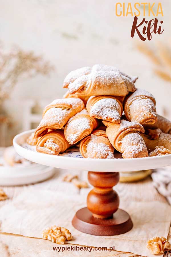 kruche ciastka kifli z nadzieniem orzechowym