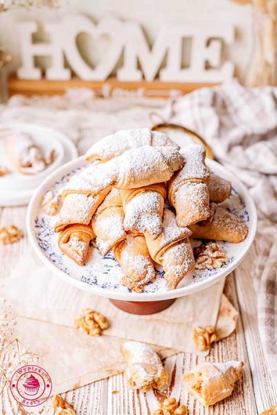 kruche rogaliki z orzechami z ciasta krucho-drożdżowego prosty przepis na kifli z nadzieniem orzechowym