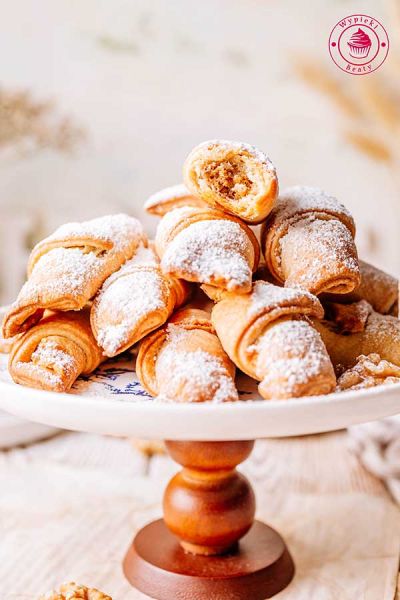 tradycyjny węgierski deser ciastka z orzechami włoskimi kruche ciastka kifli z orzechami włoskimi