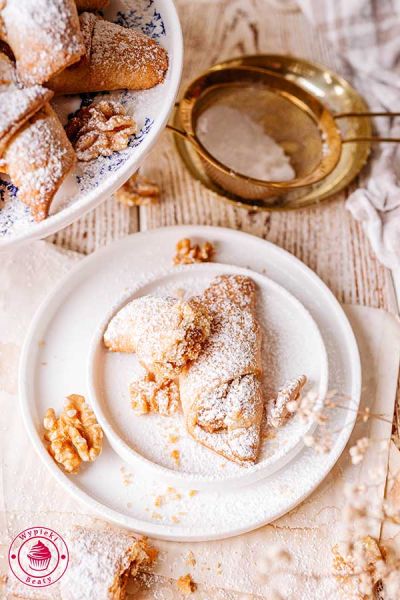 kruchodrożdżowe rogaliki z nadzieniem orzechowym kruche ciasteczka kifli z orzechami włoskimi