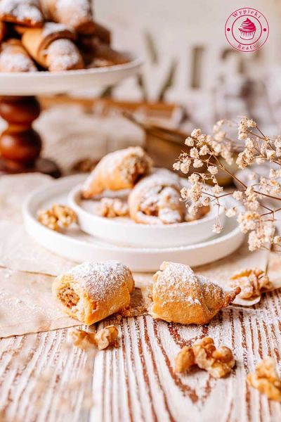 połamany rogalik kifli z orzechami włoskimi kruche ciastka węgierskie z orzechami