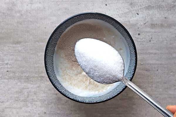 Kruche ciastka kifli dodawanie drożdży i cukru do jogurtu