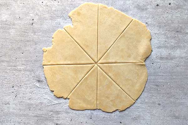 Kruche ciastka kifli dzielenie ciasta na porcje do przygotowania ciastek