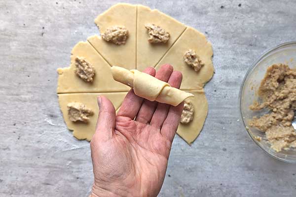 Kruche ciastka kifli zawinięte ciastko kifli z nadzieniem orzechowym