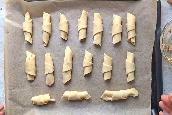 Kruche ciastka kifli rogaliki kifli ułożone na blaszce do pieczenia