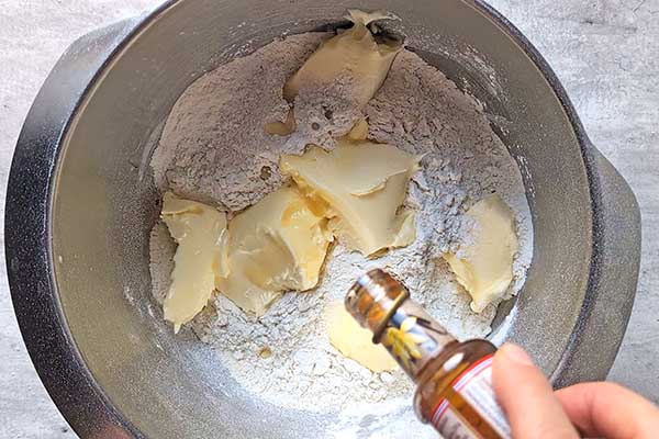 Kruche ciastka kifli dodawanie wanilii do mąki i masła na ciastka