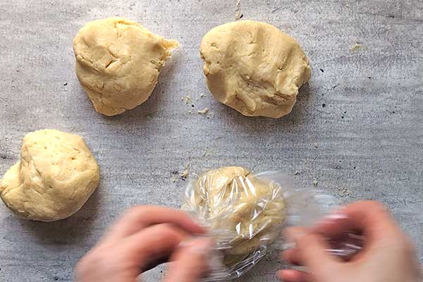 Kruche ciastka kifli dzielenie ciasta na porcje przed ich schłodzeniem