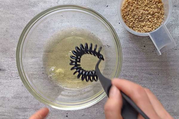 Kruche ciastka kifli ubijanie białek na farsz do rogalików