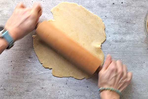 Kruche ciastka kifli wałkowanie ciasta na ciastka kifli